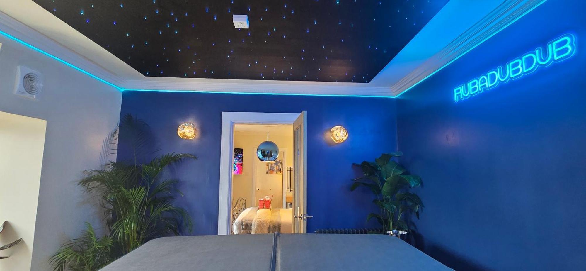 The New Blue Horse Suite At The Grumpy Schnauzer B&B Luxury Private Indoor Hot Tub Breakfast In Bed Airdrie Exterior photo